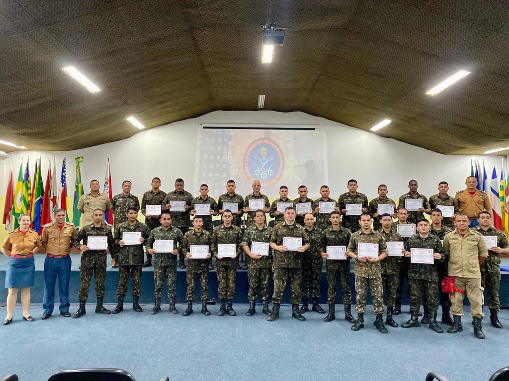 Foto de Militares em formatura